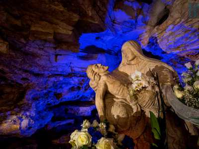 Una luce blu contrasta con il bianco della scultura, creando un effetto che mette in risalto tutto l�ambiente circostante